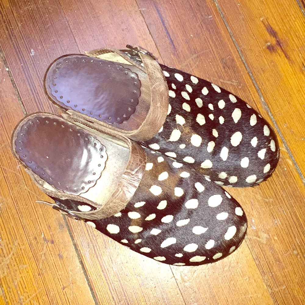 Adorable Hanna Andersson spotted calf hair clogs